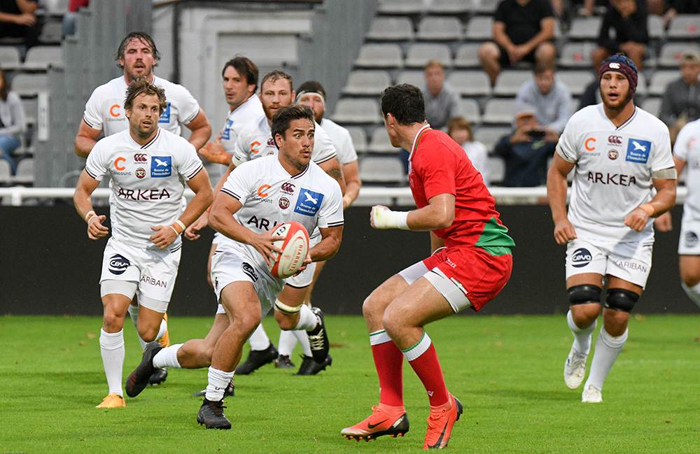 Ben Botica &agrave; l'attaque contre Biarritz.