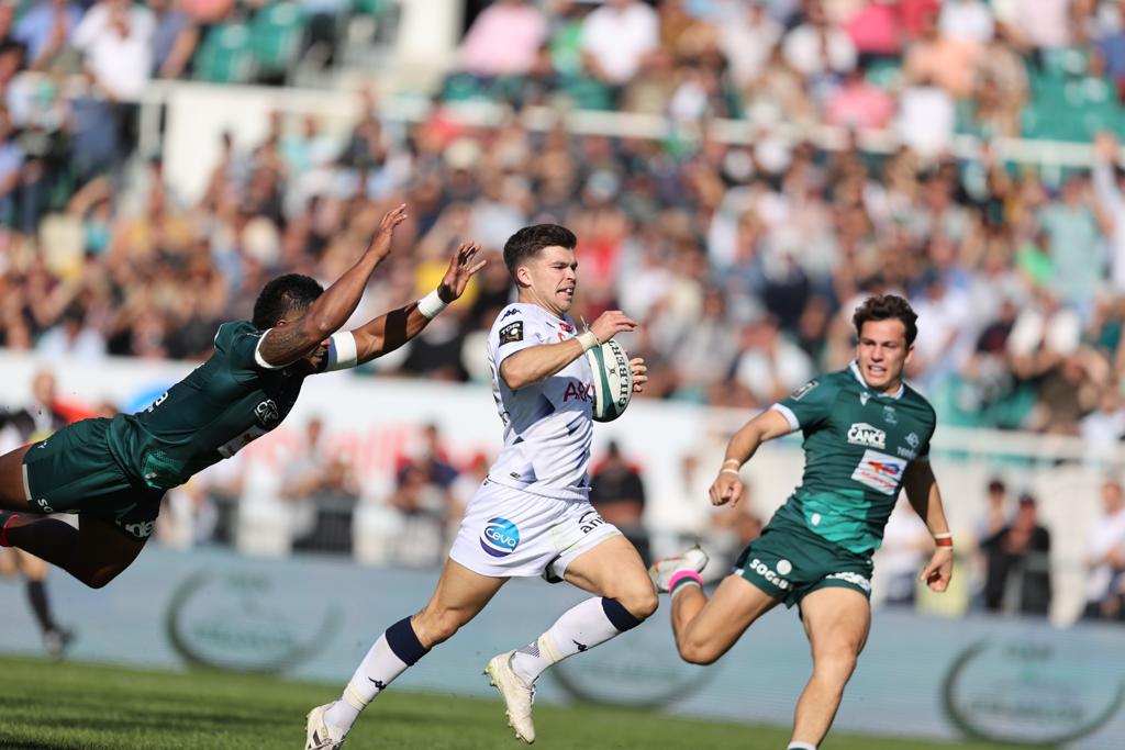 Matthieu Jalibert doubl&eacute; Pau