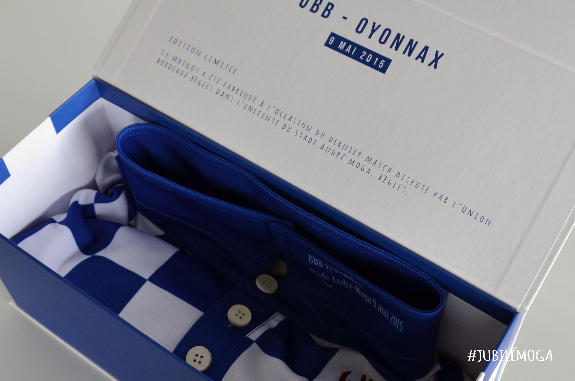 Maillot Collector &agrave; damiers pour le Jubil&eacute; Moga - saison 2014 - 2015 - boutique boite