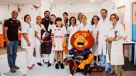 Maxime Lucu, Sipili Falatea et Léo prennent la pose avec l'équipe soignante du CHU de Bordeaux